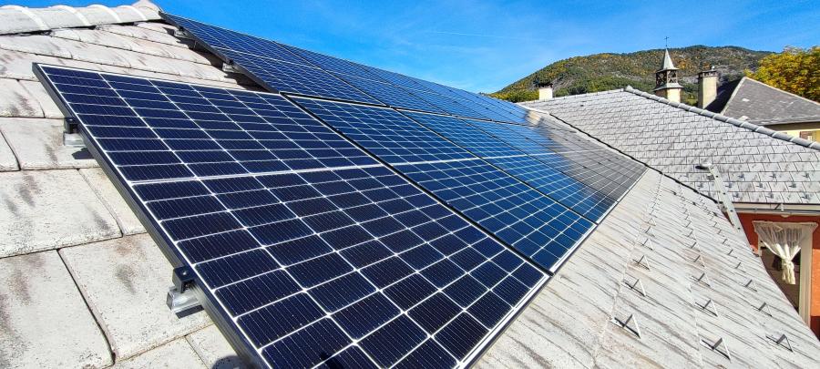 Installation de panneaux solaires photovoltaïques 6kWc à La Bréole (04)